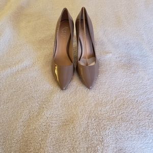 Taupe nude pumps
